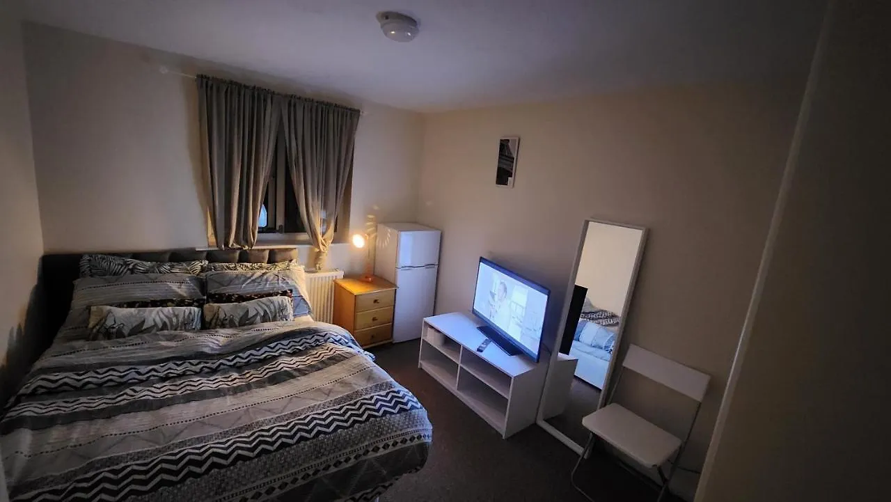 Moris Lodge London 0*,  United Kingdom